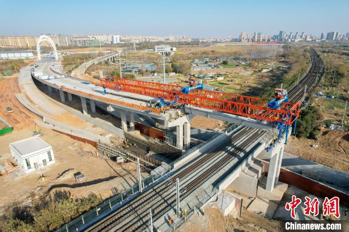 線上賭場：安徽滁州將軍山路橋工程上跨京滬鉄路首片箱梁順利架設